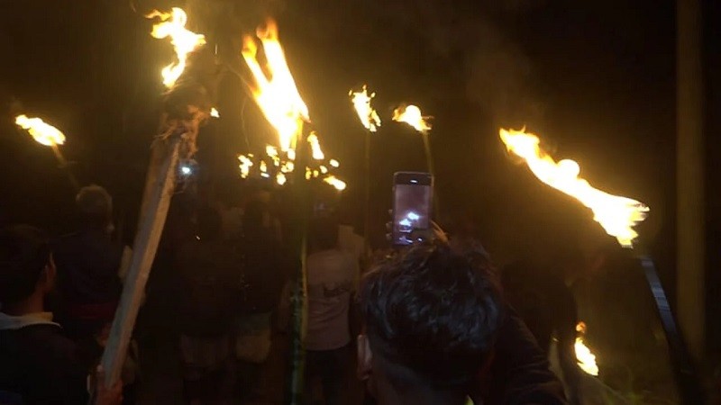 নীলফামারীতে জলাধার খননকে ঘিরে পানি উন্নয়ন বোর্ডের বিরুদ্ধে মশাল মিছিল